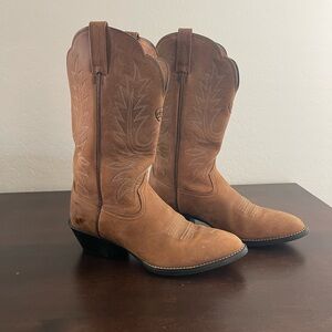 EUC Women’s Ariat Heritage R Toe Western Boots